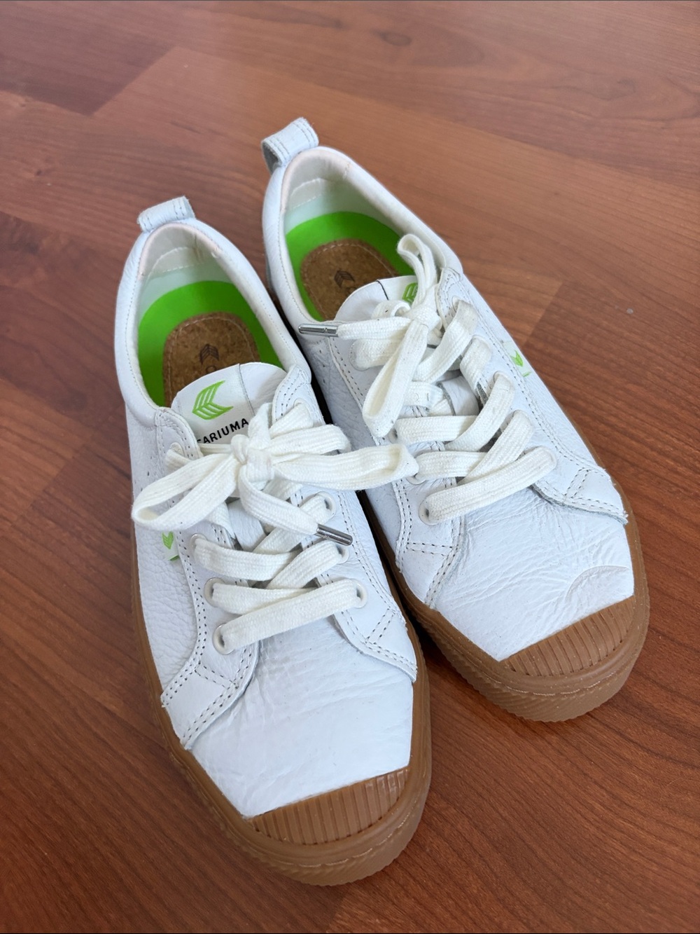 Cariuma Wonens White & Brown Low-Top Lace-Up Sneakers with Green Insole